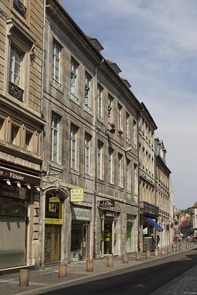 Vue d'ensemble depuis la rue, de trois quarts gauche.