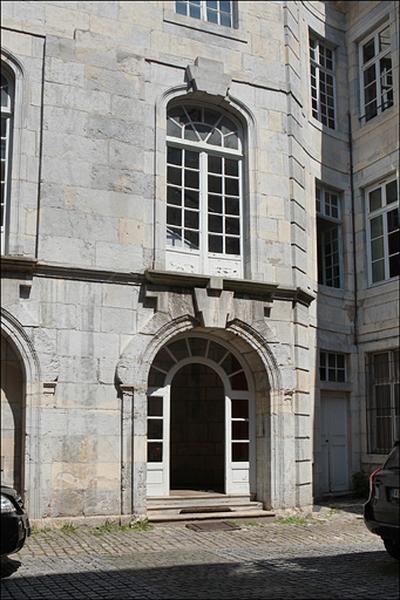 Logis principal, aile de l'escalier : détail de la porte d'entrée.