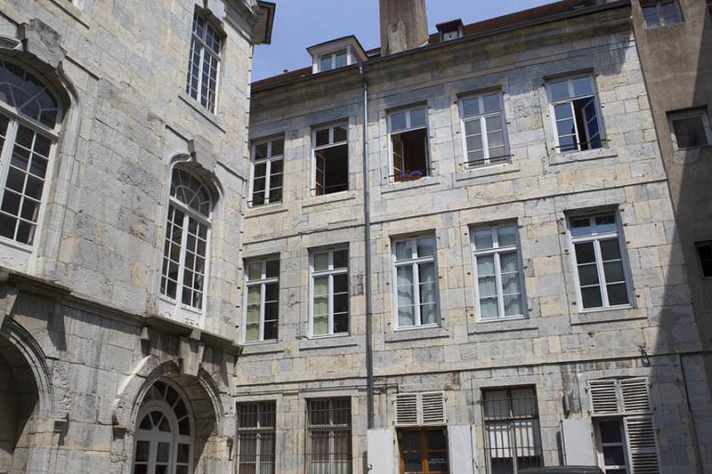 Logis principal : vue d'ensemble de la façade postérieure.