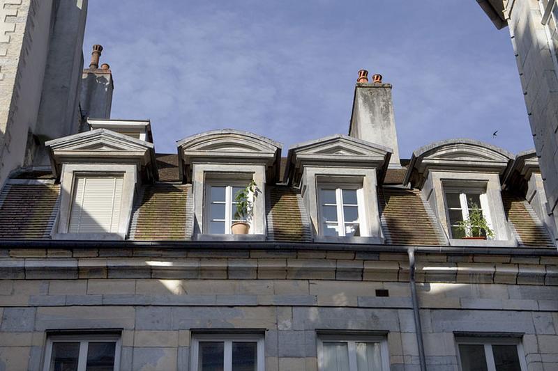 Premier logis secondaire : détail des lucarnes sur la première cour.
