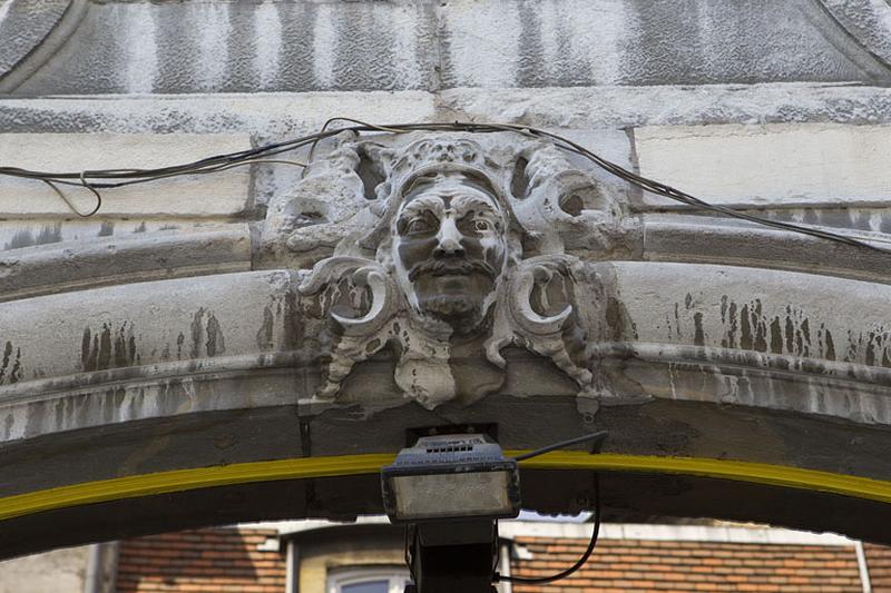 Portail d'entrée : détail du décor de la clé de l'arc.
