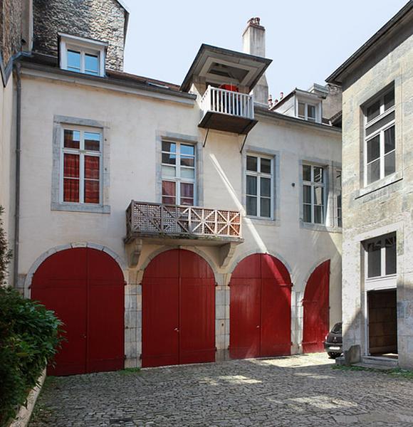 Vue d'ensemble du logis secondaire au fond de la deuxième cour, avec remises au rez-de-chaussée.