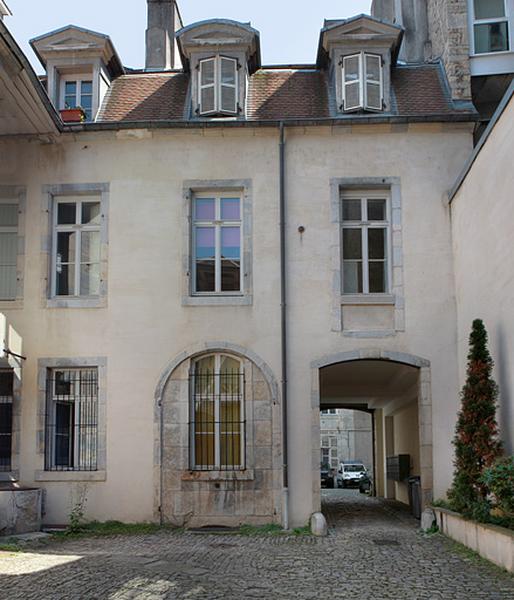 Vue d'ensemble de la façade postérieure du premier logis secondaire.
