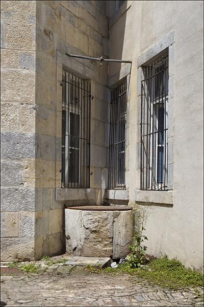 Deuxième cour : détail du puits.