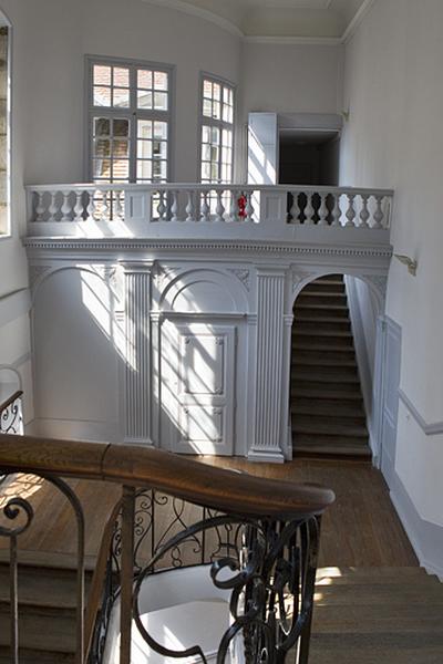 Escalier : détail de la cloison masquant l'escalier secondaire.
