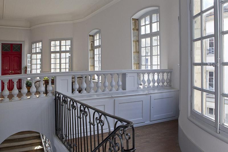 Détail du palier de l'escalier secondaire donnant sur l'escalier d'honneur.