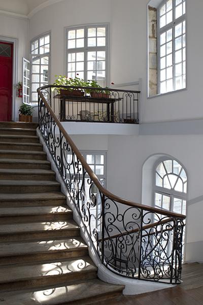 Escalier : détail de la rampe en fer forgé.