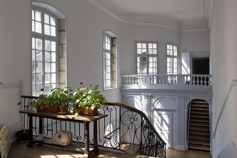 Vue d'ensemble de l'escalier secondaire depuis le premier palier de l'escalier d'honneur.