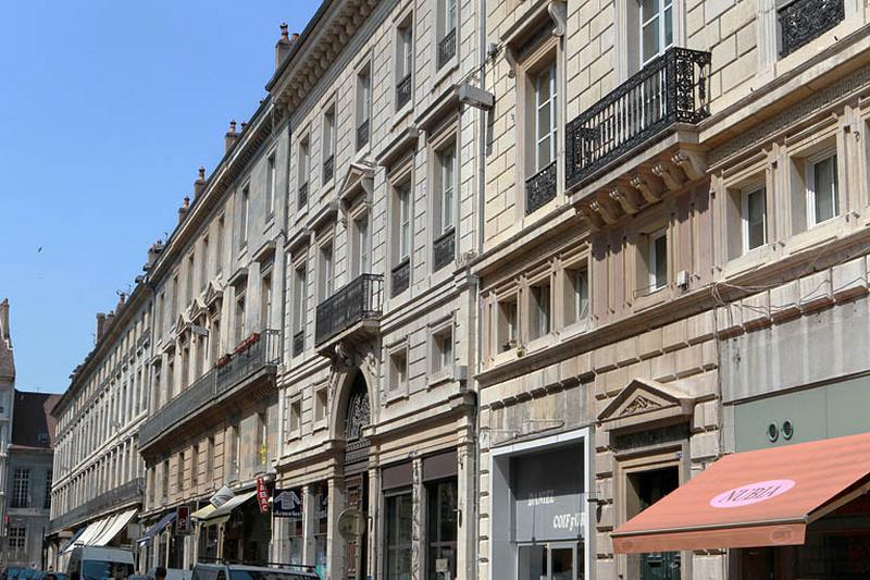 Vue d'ensemble depuis la rue de trois quarts droit.