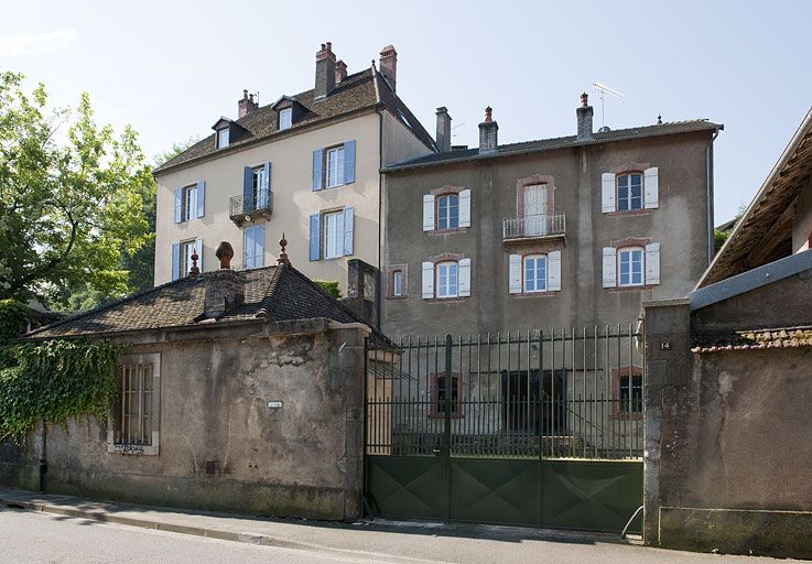 Vue d'ensemble de la demeure (à gauche) et de la maison du négociant Bichet rue du Vieux Moulin.