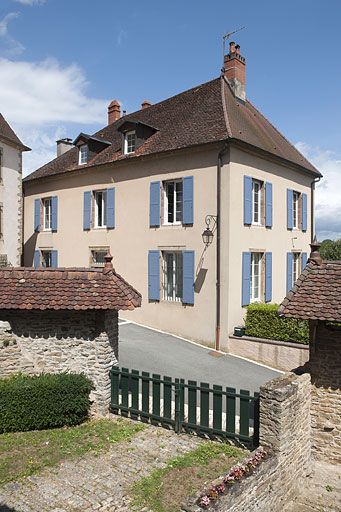 Vue générale depuis la cour des communs : façades antérieure et latérale droite.