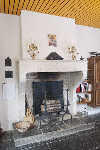 Vue générale de la cheminée de la cuisine.