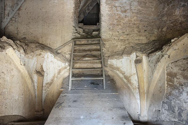 Intérieur : combles des fonts baptismaux, vestiges d'une voûte sur croisée d'ogives.