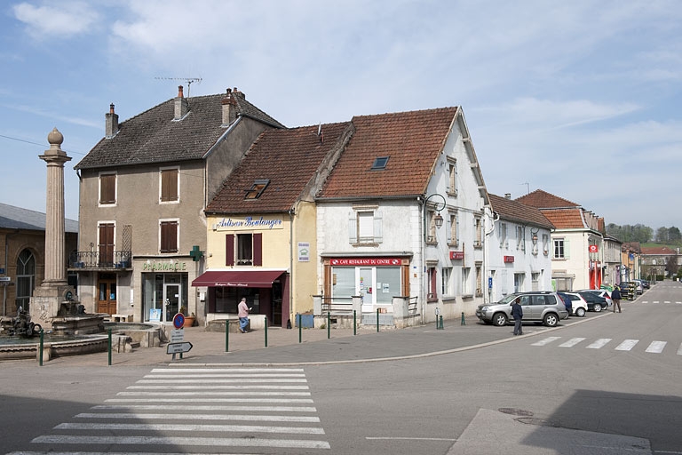 Avenue de la Gare : extrémité proche de la mairie.