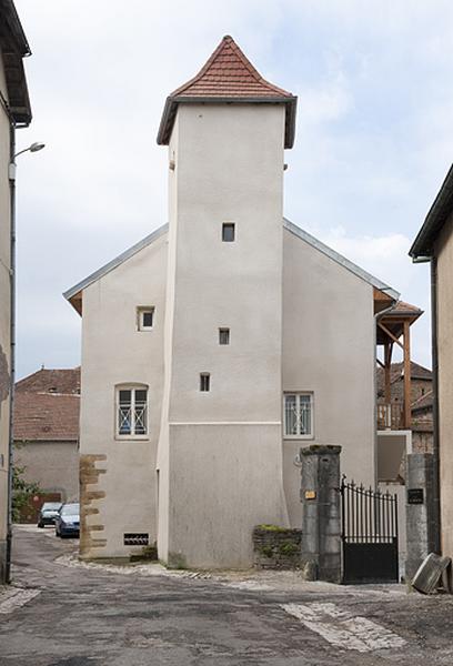 Bâtiment (B) : façade latérale gauche depuis la rue.