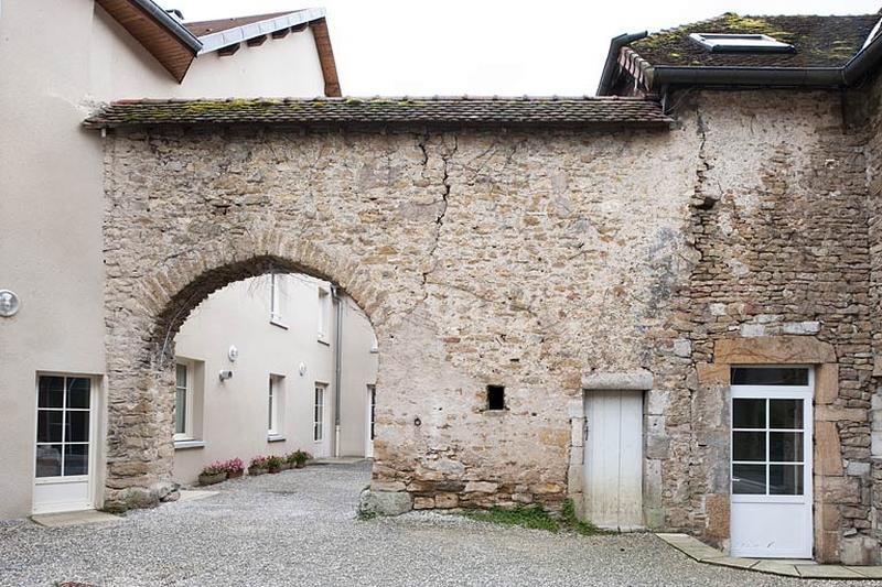 Vestiges de l'ancienne ferme, vue générale depuis la cour.