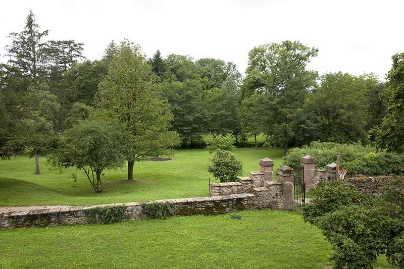 Vue générale du parc au-delà de la rue des Fossés.