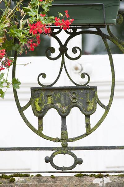 Bâtiment (C) : détail du garde corps de l'escalier,portant la date 1781, côté rue des Fossés.