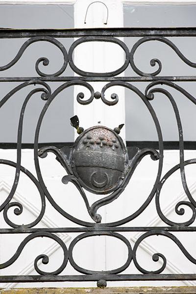 Bâtiment (C) : détail du garde corps du balconnet du 1er étage, côté rue des Fossés.