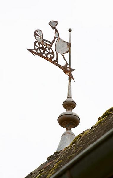 Girouette du bâtiment (D).