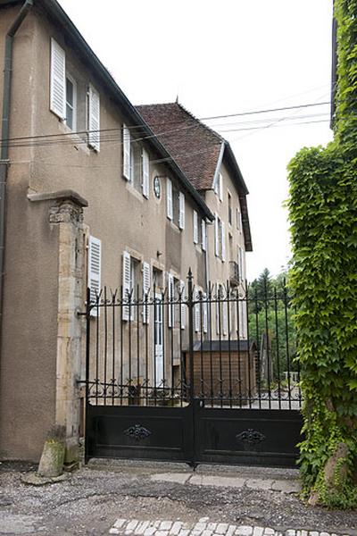 Bâtiment (D et C) : vue générale façades latérales depuis le portail.