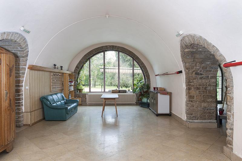 Hôtel de Choiseul (A) : ancienne cave voûtée en berceau vue en direction de la rue des Fossés.
