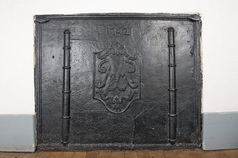 Hôtel de Choiseul (A) : plaque de cheminée de l'ancienne cuisine.