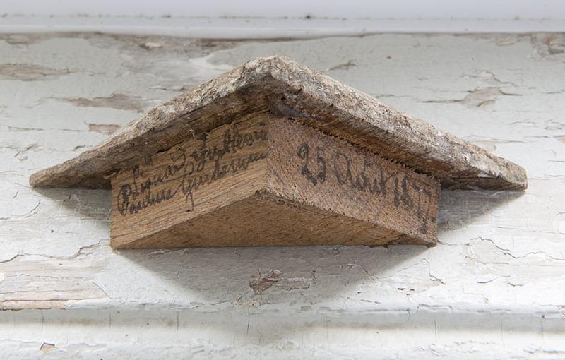 Bâtiment (C) : détail, lame de parquet portant la date 25 août 1877 et des signatures (non identifiées).