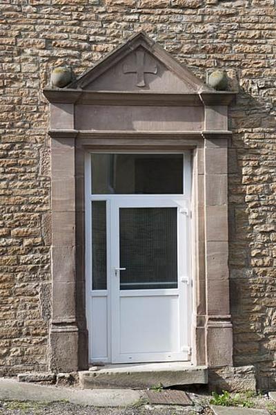 Bâtiment (A), détail : porte donnant accès au préau de l'ancienne école de filles.