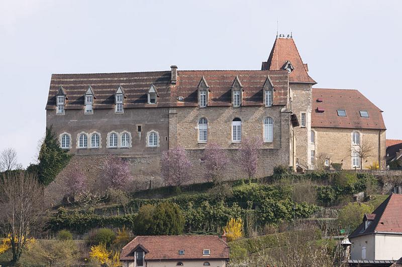 Bâtiment (C) et chapelle (D), vue depuis le village.