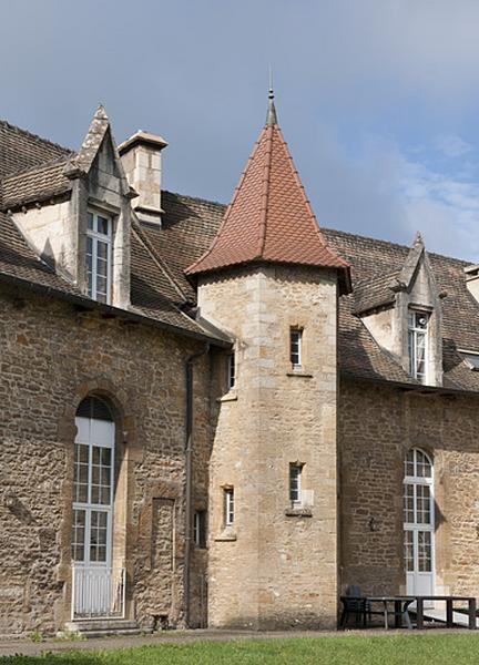 Bâtiment (C), côté jardin, détail de la tour d'escalier.