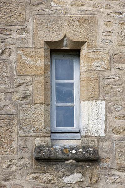 Bâtiment (C), façade côté jardin : détail d'une baie de la tour d'escalier.