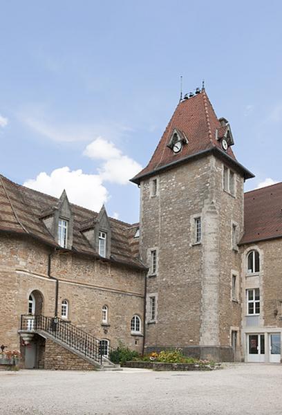 Bâtiment (C), tour d'escalier et chapelle (D).