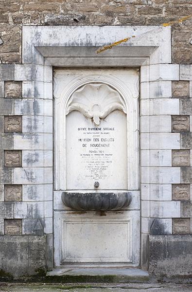 Bâtiment (E), plaque commémorative (plaque de fondation de la maison d'enfants).