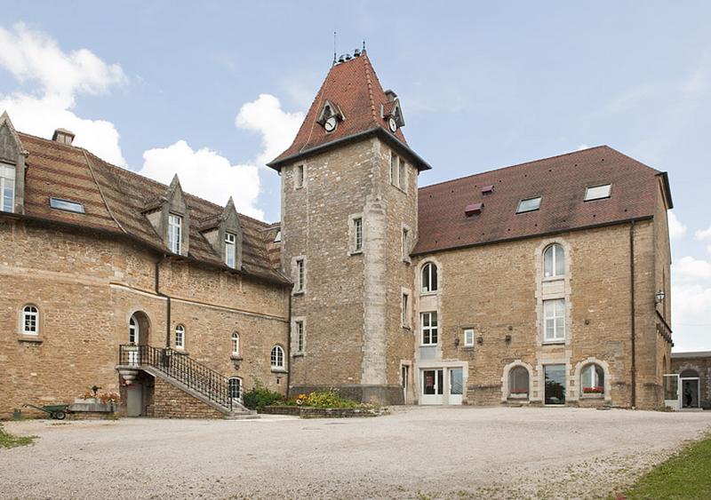 Bâtiment (C) et chapelle (D), vue depuis la cour.