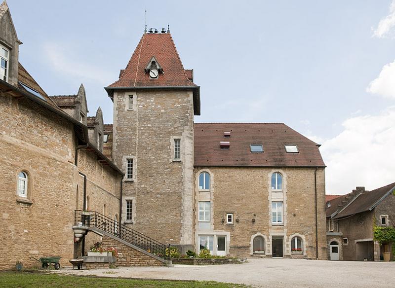 Bâtiment (C) et chapelle (D), vue depuis la cour.