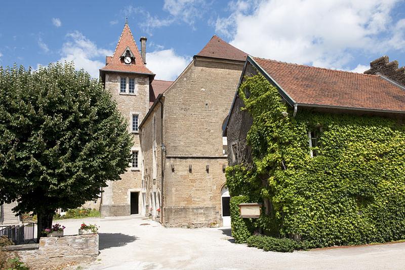 Bâtiment (C), tour d'escalier, chapelle (D), demeure de Philibert de Molans (F).