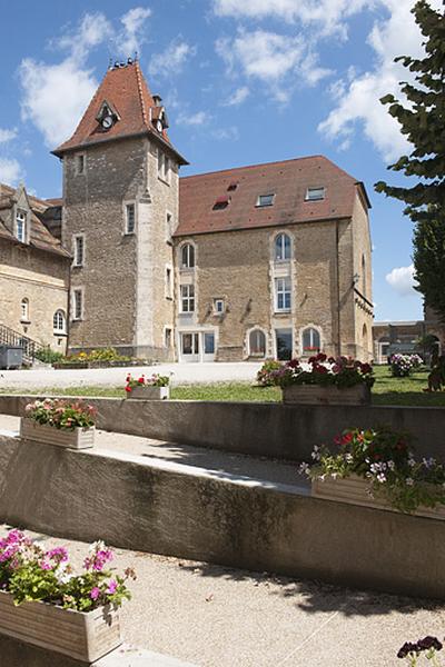 Tour d'escalier du bâtiment (C) et chapelle (D), vue depuis l'entrée.