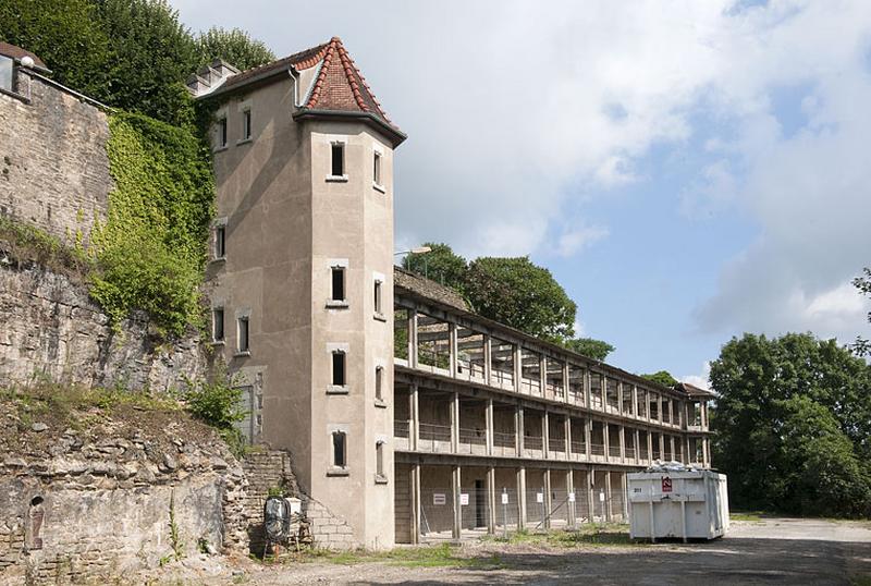 Bâtiment (H), vue rapprochée de la galerie.