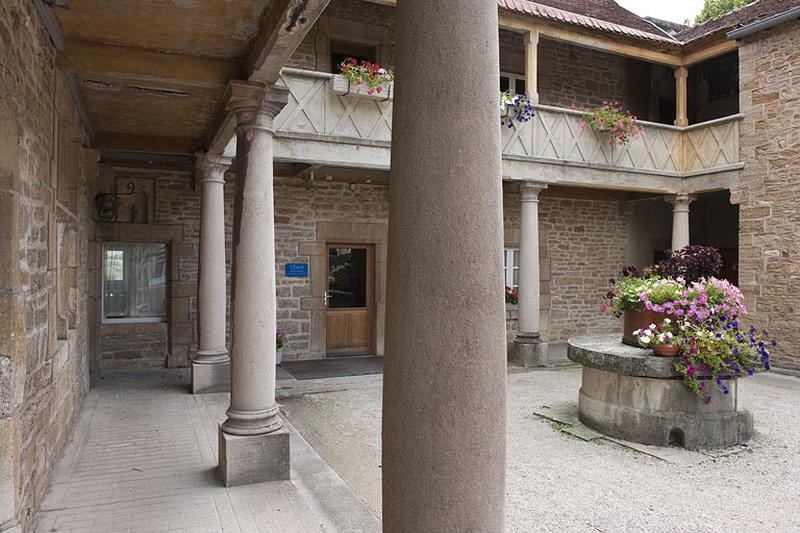 Demeure de Philibert de Molans (F), vue du portique à colonnes de trois quart gauche.