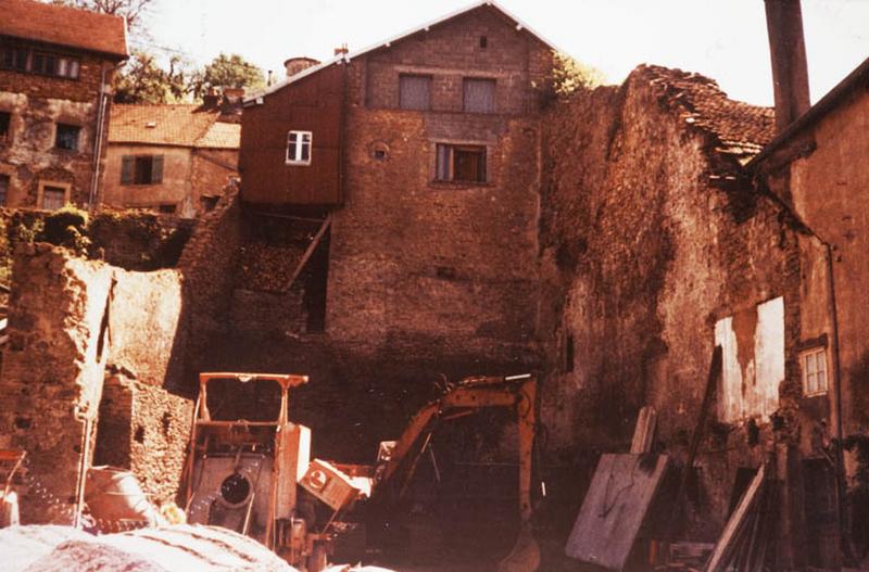 Une partie du mur d'enceinte en cours de destruction vers 1983-1984, 29 Grande Rue.