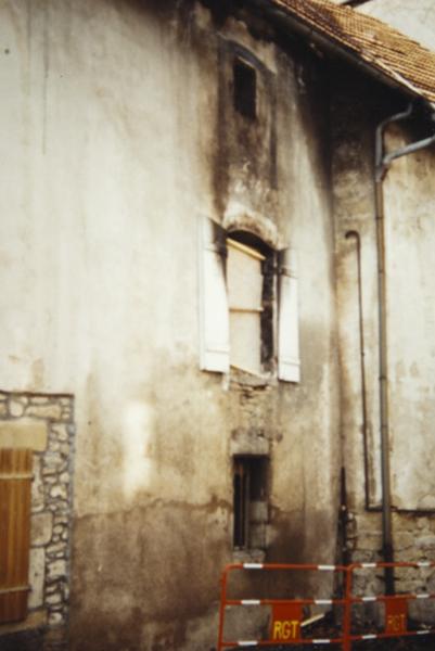 Bâtiment (B) : élévation côté rue Basse, vue rapprochée, lors de l'incendie (vers 2000).