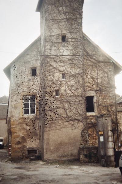 Bâtiment (B) : façade latérale gauche depuis la rue, lors de l'incendie (vers 2000).