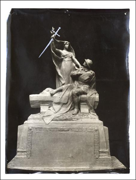 [Projet de monument aux morts : La Gloire éveille le Poilu à l'Immortalité (maquette des statuaires Pierre Curillon et Diosi)], 1921.