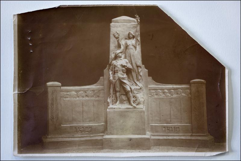 [Projet de monument aux morts : la Gloire et le Poilu (maquette des statuaires Pierre Curillon et Ernest Diosi)], 1921.