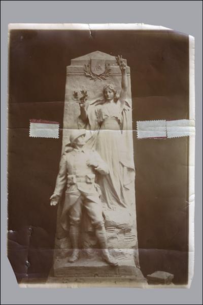 [Projet de monument aux morts : la Gloire et le Poilu, variante du groupe central (maquette des statuaires Pierre Curillon et Ernest Diosi)], 1921.