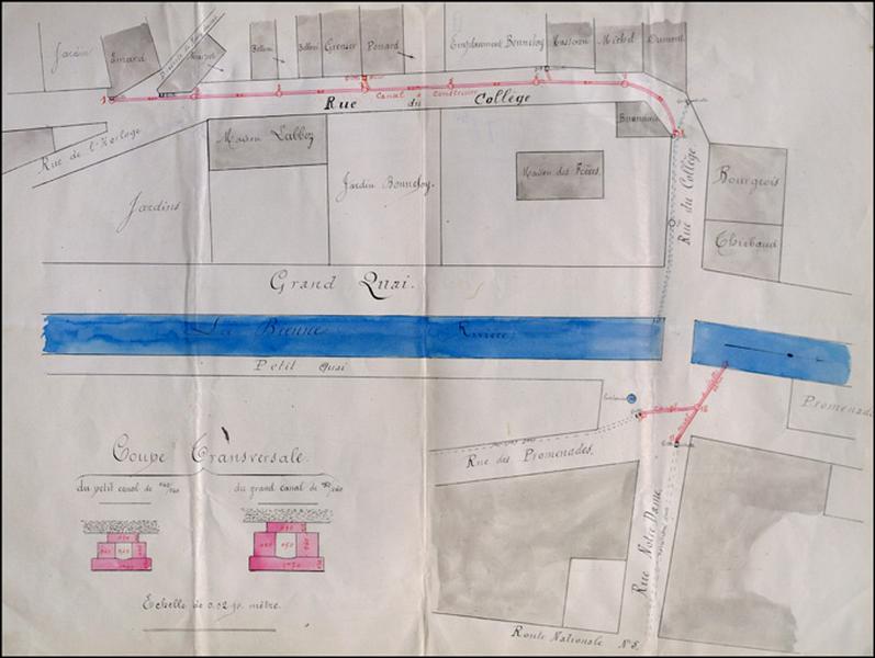 Construction de canaux longeant la rue du Collège et la rue Notre-Dame. Plan des lieux et coupe transversale des canaux [plan de localisation de l'école Saint-Joseph], 1893.