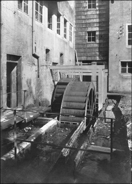[Roues hydrauliques verticales côté cour], 2e moitié 20e siècle.