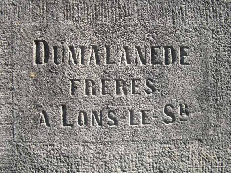 Signature du sculpteur.