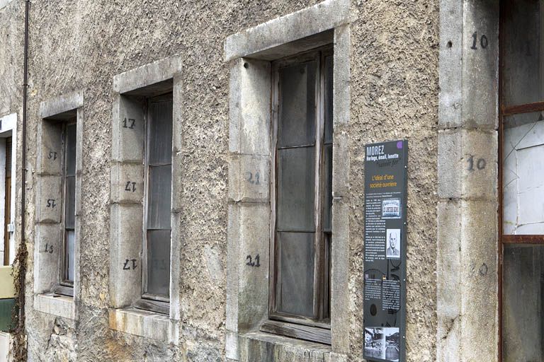 Chiffres peints sur les piédroits des fenêtres de la façade antérieure.